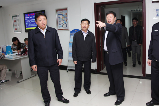 刘振清副局长一行4人,在大连市出入境管理局局长徐增趕和局党委副书记